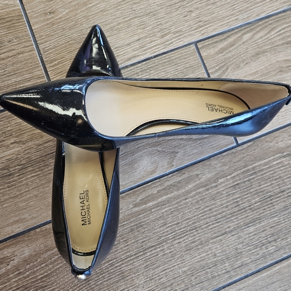 Michael Kors Shoes - EUC Michael kors heel 👠